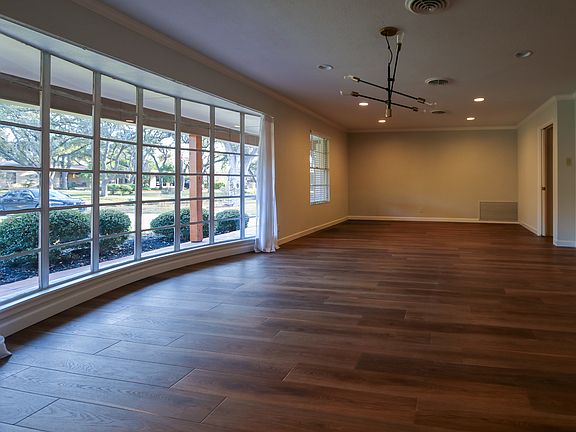 2nd image of 209 Tamworth Dr