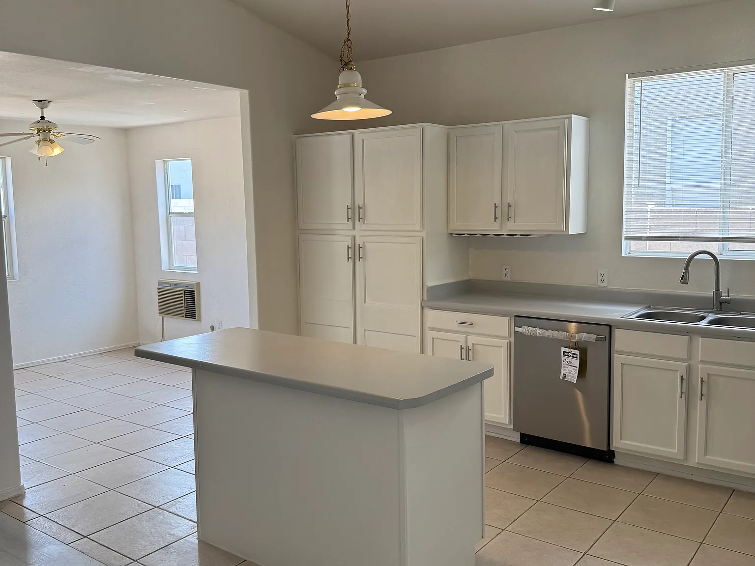4 bed, 2.5 bath, 1917 sqft, $2,300 — Photo 2
