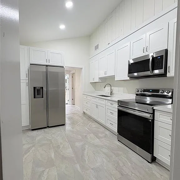 715 NE 3rd St — Photo 6