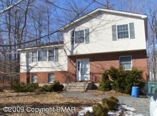 1081 Knollwood Dr, Tobyhanna, PA 18466