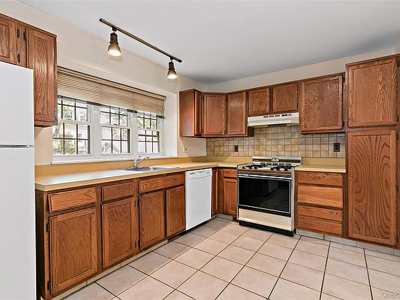 3rd image of 402 Carrollwood Drive