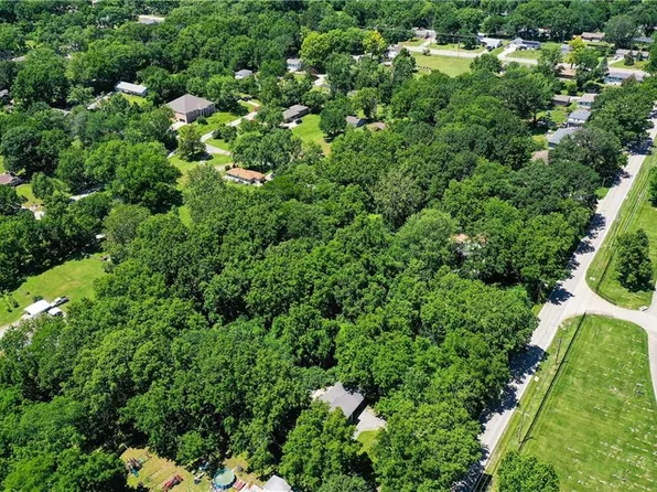 6800 James A Reed Rd, Kansas City, MO 64133