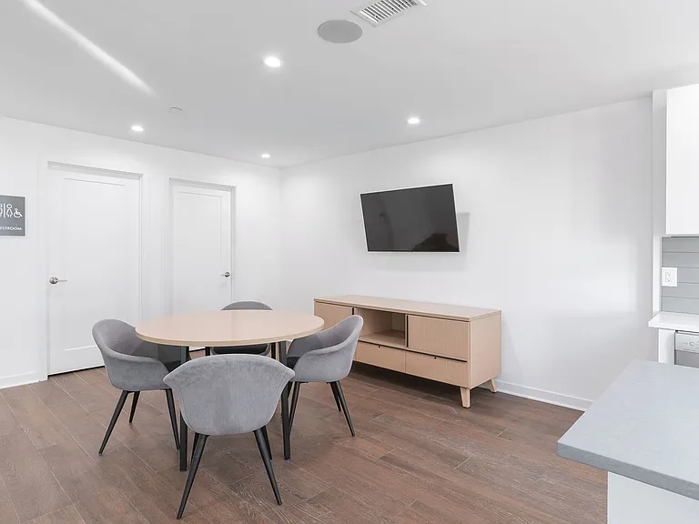 Graduate Pointe — Photo 193