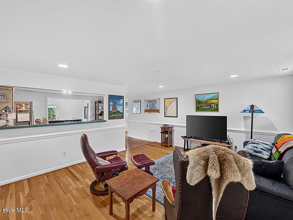 4th image of 901 Cardinal Road