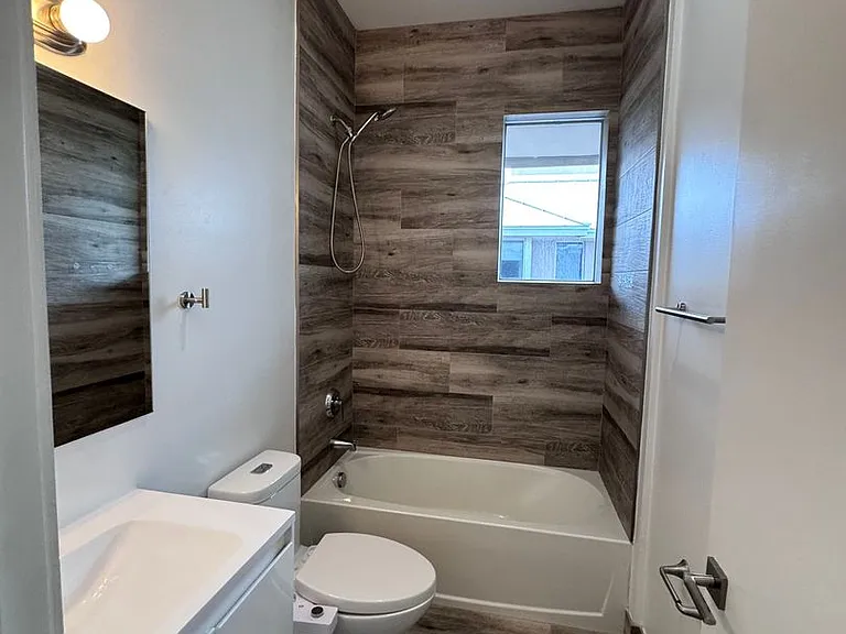612 NE 12th Ave — Photo 11