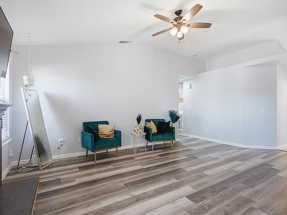 3rd image of 905 Herring Ave