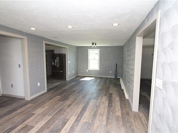 4th image of 1130 Manor Ave
