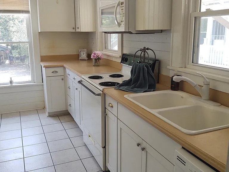 400 Wiley Ave #C — Photo 5