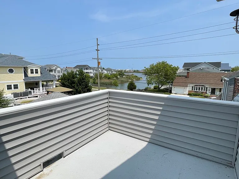 303 Forman Ave — Photo 43