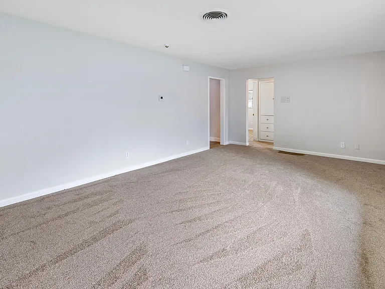 704 Windsor Dr — Photo 10
