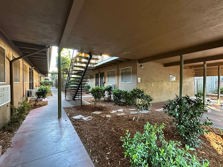 2508 L Street Classic Midtown Living — Photo 12