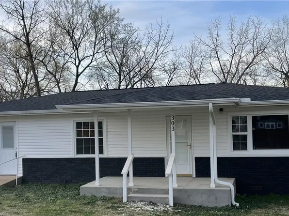 303 Akron St NE, Gravette, AR 72736