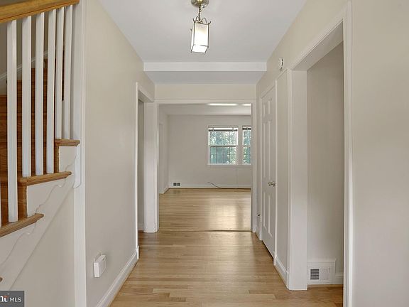 3rd image of 9517 Cable Dr