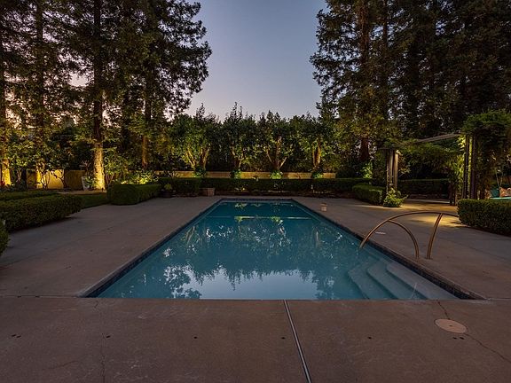 4th image of 1301 Tamarisk Dr