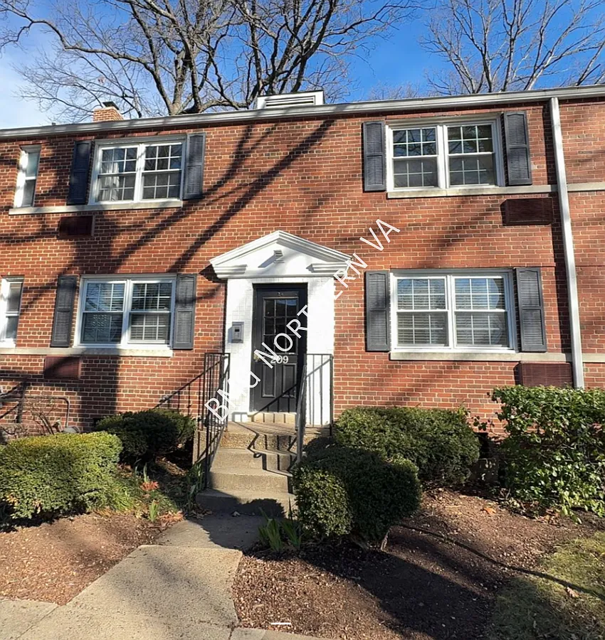 Meticulously Maintained and Spacious 1 BR / 1 BA Condo in Arlington Oaks — Photo 1