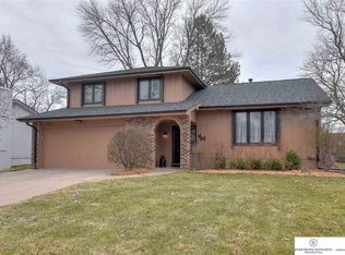 905 Crest Rd, Papillion, NE 68046