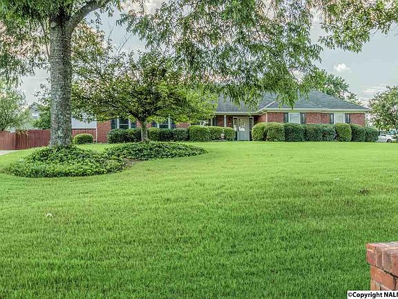 3rd image of 106 Crown Oak Ln