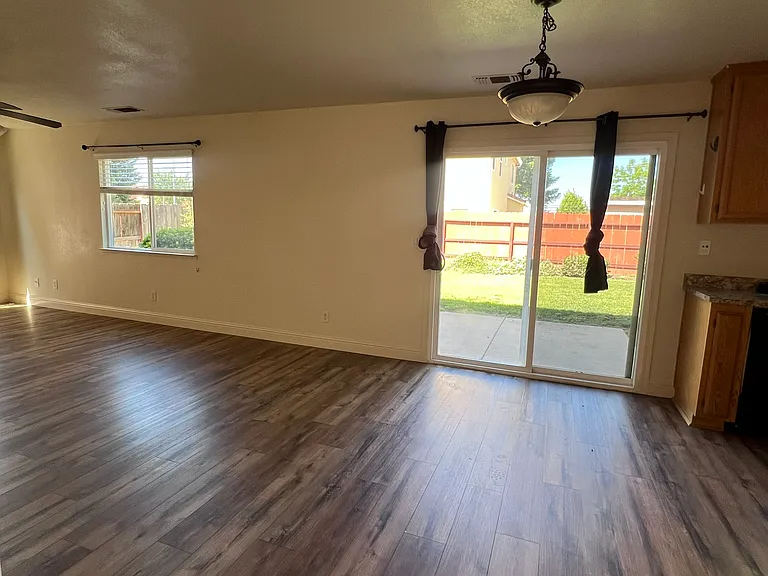 1694 Shay Way — Photo 7