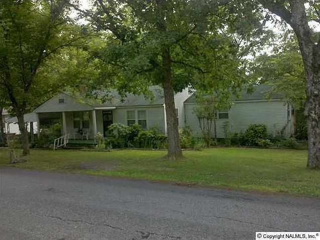 2nd image of 617 2nd St NE