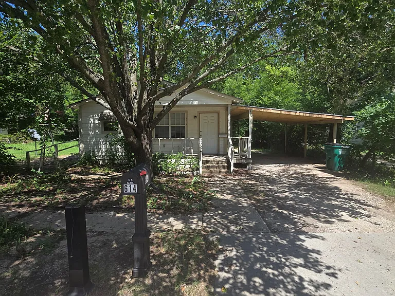 614 Moran St — Photo 1