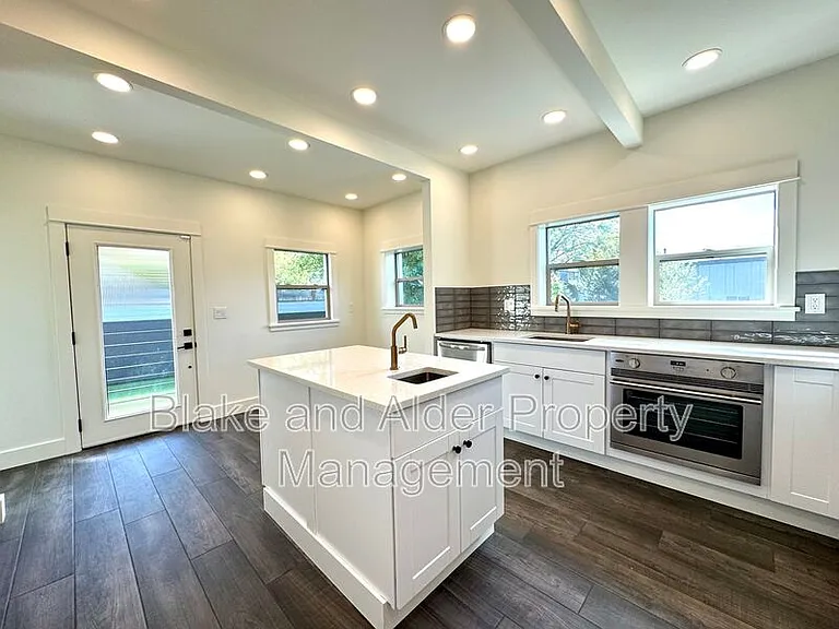 3556 NE Sandy Blvd — Photo 8