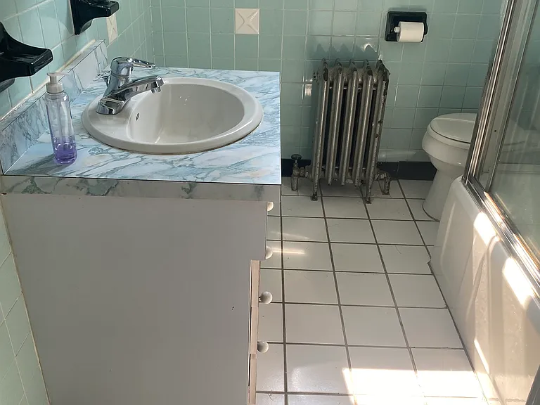 Main Floor Bathroom with Shower/Tub