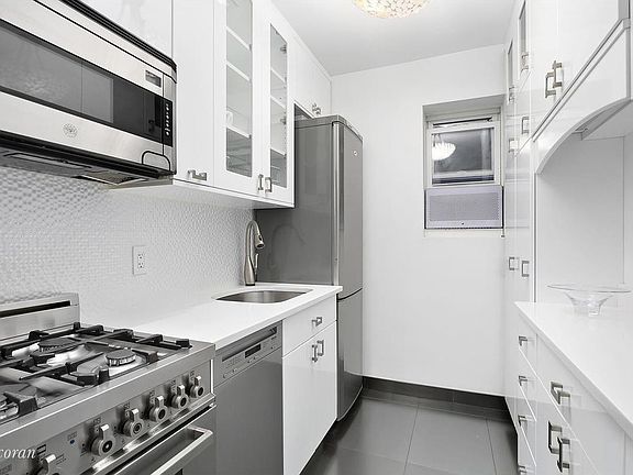 3rd image of 319 W 54th St #1A