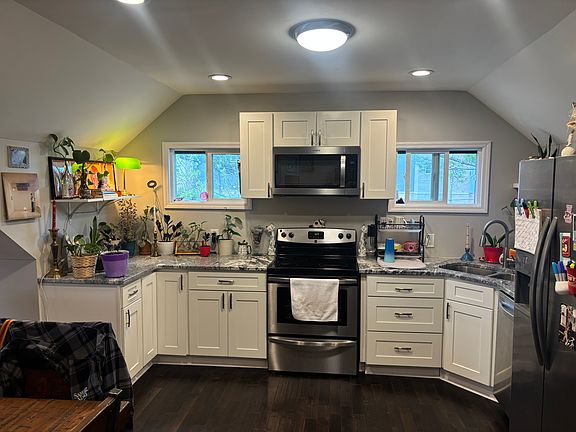 2nd image of 2374 Saint James Ave #3