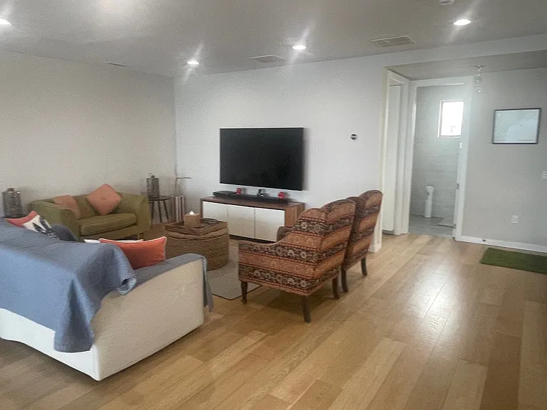 727 E Broadway — Photo 33