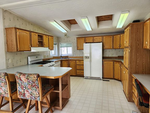 4th image of 34 Edgewood Park Dr