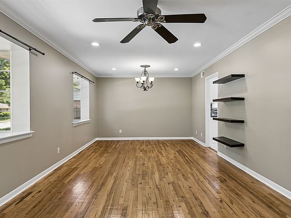 5th image of 703 S Weatherred Dr