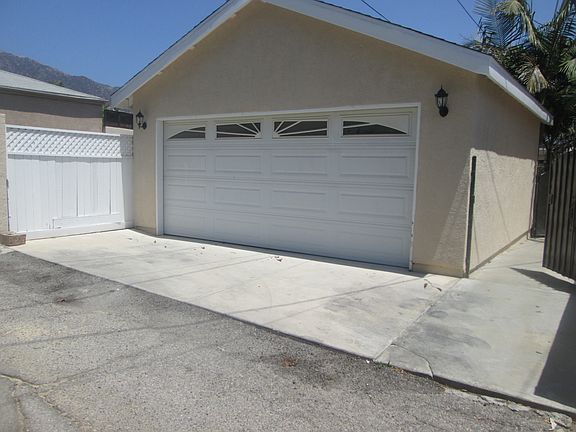 3rd image of 827 E Magnolia Blvd