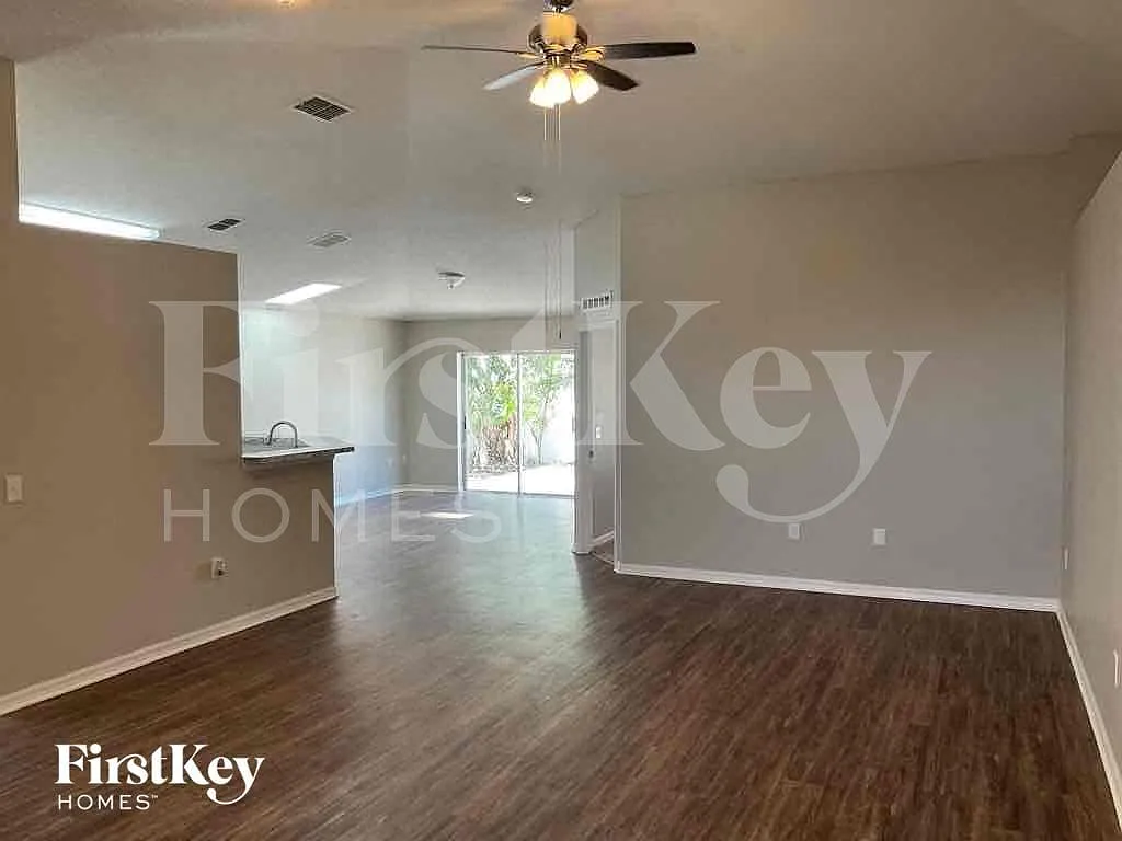 3 bed, 2.0 bath, 1632 sqft, $2,085 — Photo 4
