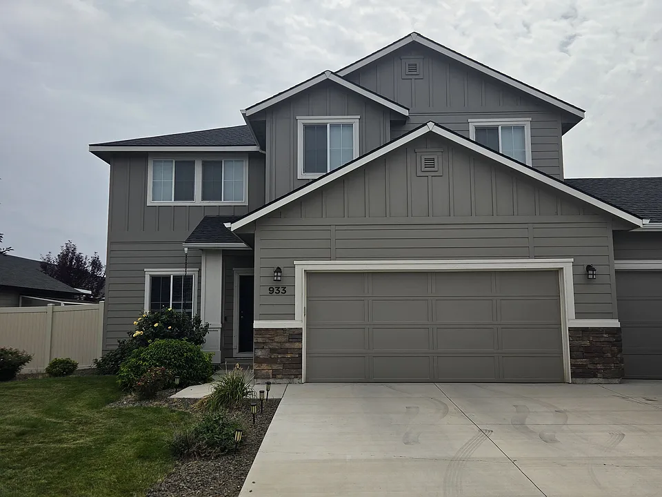 933 E Pistioa Dr
