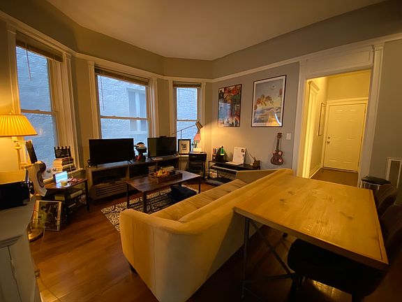 2nd image of 3759 N Wilton Ave #3R
