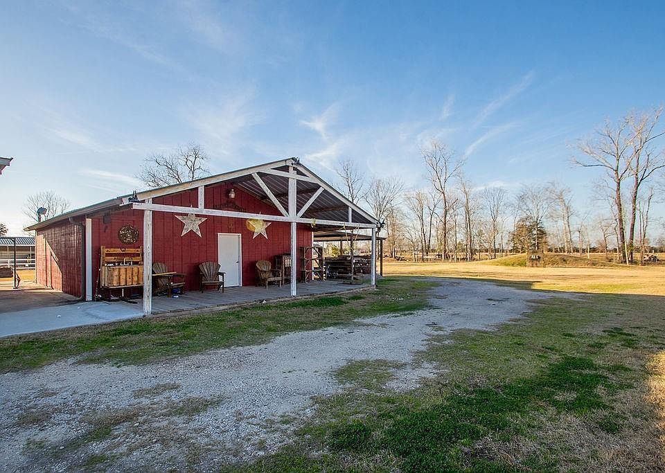1st image of 2827 Louis Rd