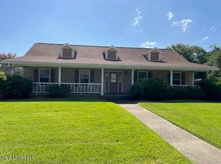 1302 Heidenheim St, Pascagoula, MS 39581