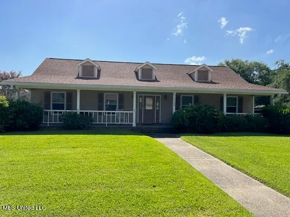1302 Heidenheim St, Pascagoula, MS 39581