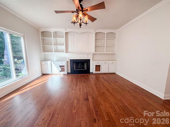 3rd image of 110 Lyman Oak Ct