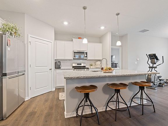 5th image of 1263 Kinghorn Cir W