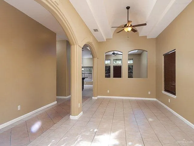 3 bed, 2.0 bath, 1807 sqft, $2,000 — Photo 2