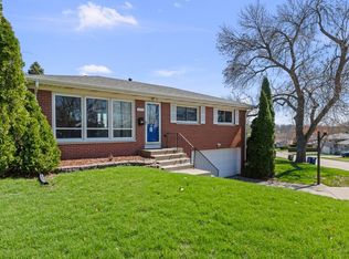 1325 Hillside Dr, Bettendorf, IA