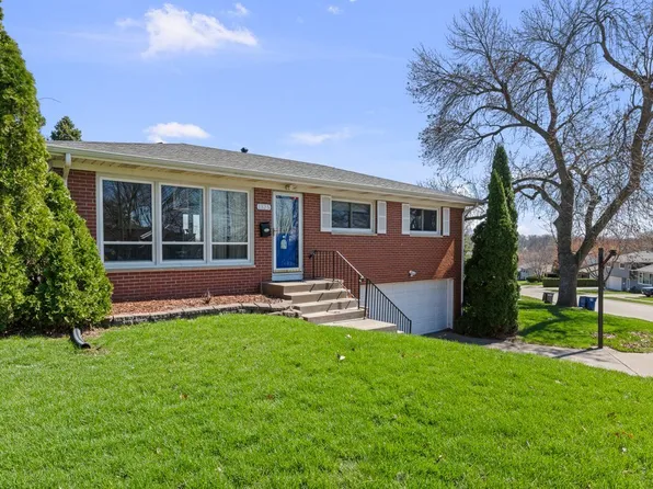 1325 Hillside Dr, Bettendorf, IA 52722