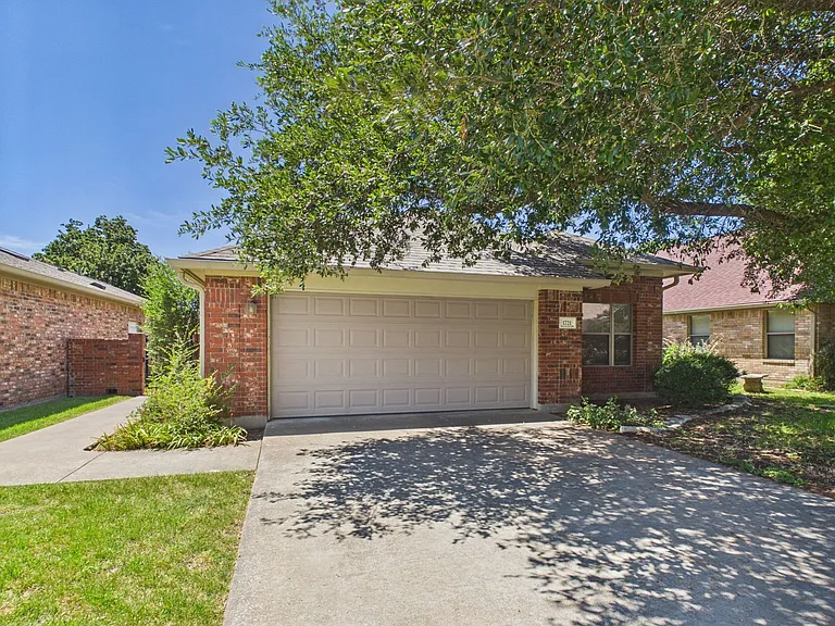 1721 Cherrywood Dr — Photo 2