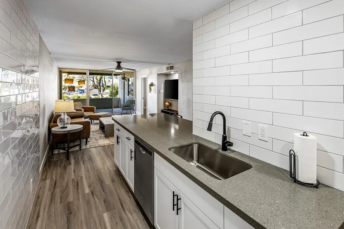 Building Photo - 7625 E Camelback Rd #225A