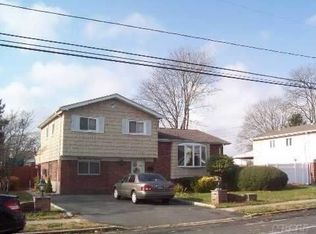 318 W 18th St, Deer Park, NY 11729