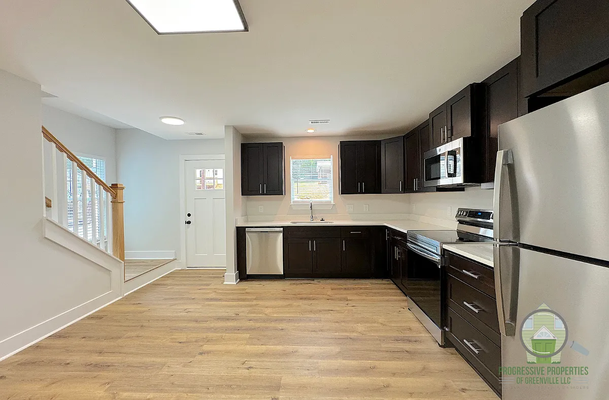 6 Robin Hood Road - A — Photo 2