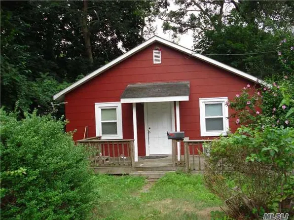 90 Olive St, Lake Grove, NY 11755