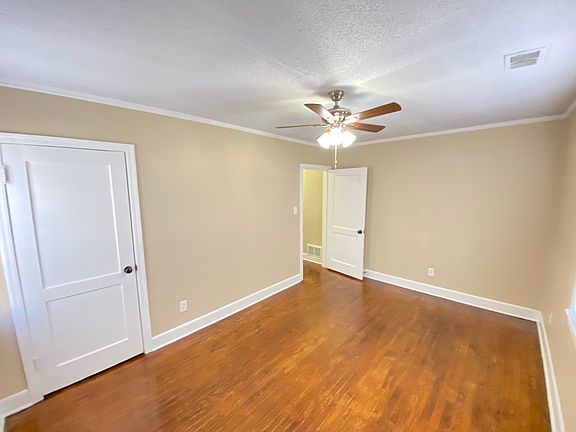 4th image of 1050 E Shankman Cres