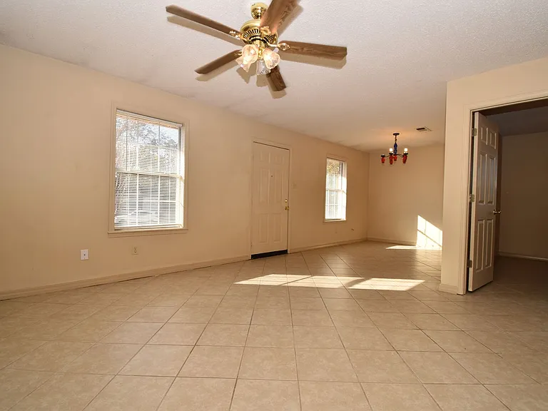 402 W Florida Ave — Photo 6